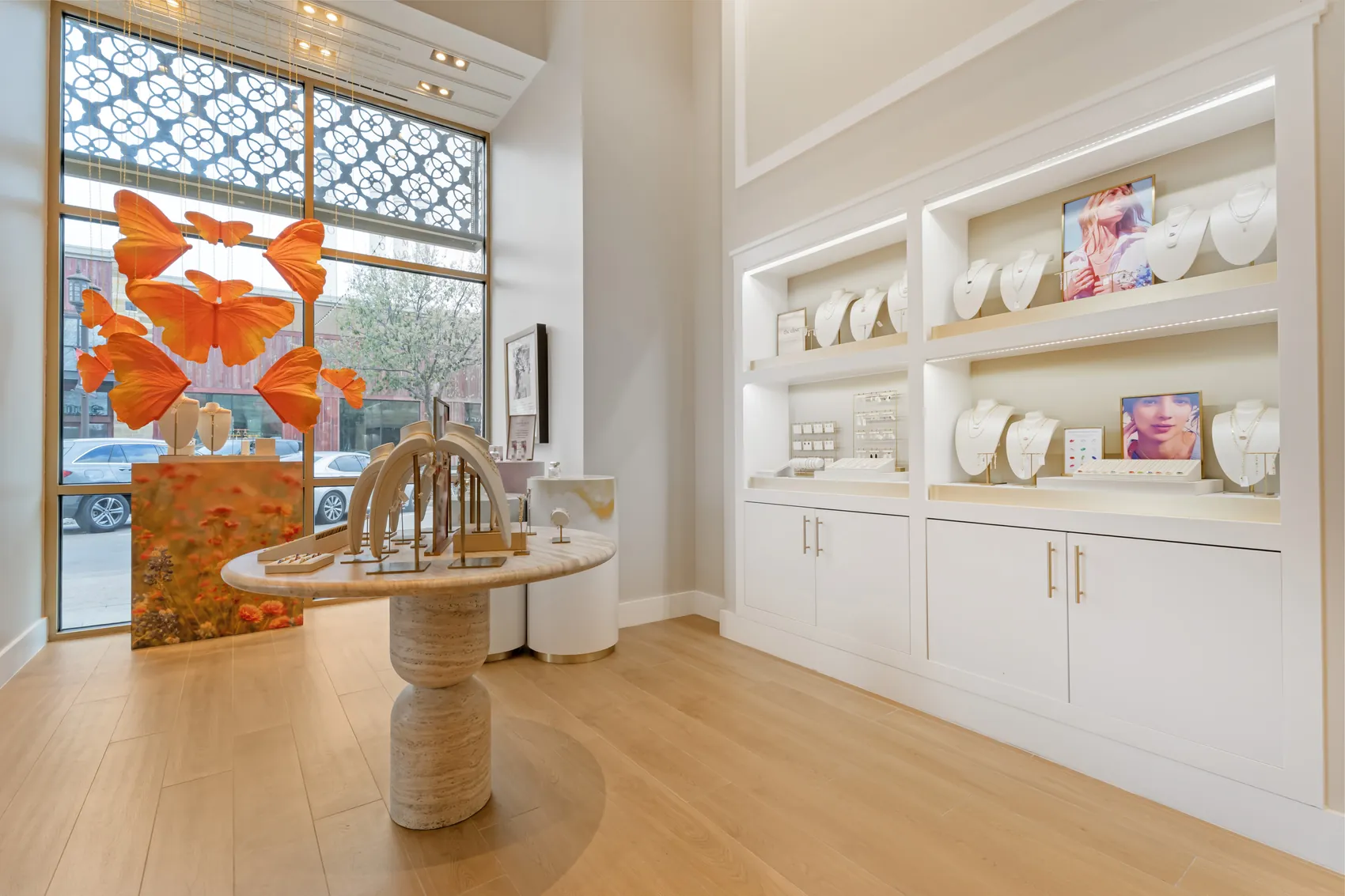 Kendra Scott front of store — window display and lighted casework